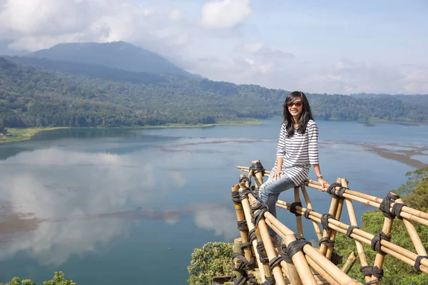 Mujer sentada en la cima de la montaña —  Fotos de Stock