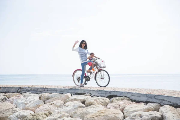 Μητέρα και το μωρό, Καβάλα στο ποδήλατο — Φωτογραφία Αρχείου