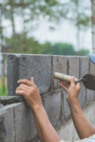 A simító telepítése cement tégla kőműves — Stock Fotó