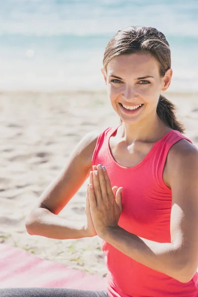 Hermosa mujer deportiva sentirse feliz haciendo meditación al aire libre —  Fotos de Stock