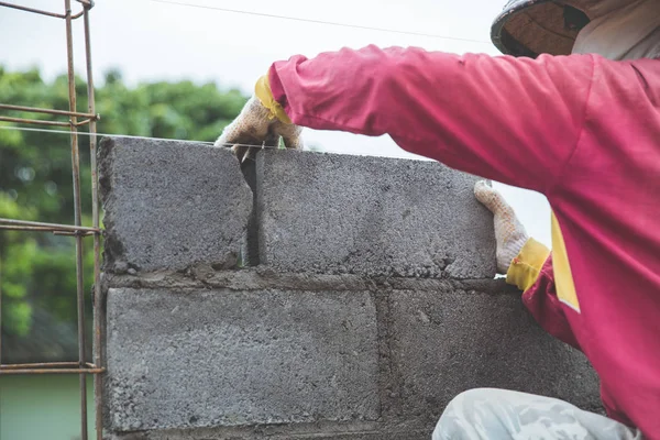 Telepítése cement tégla építkezés — Stock Fotó