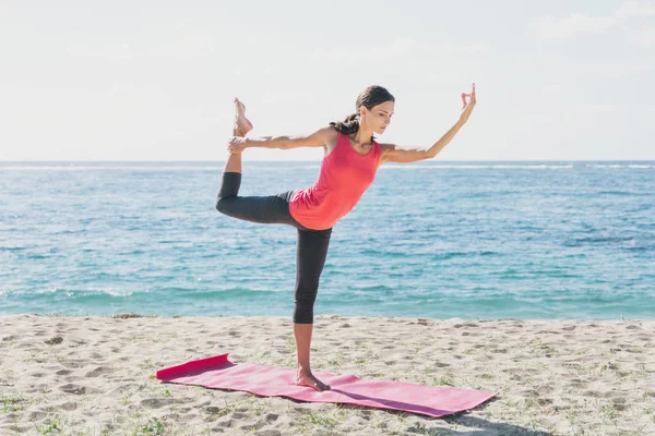 Schön fitte Frau, die auf einem Fuß steht und Yoga macht — Stockfoto