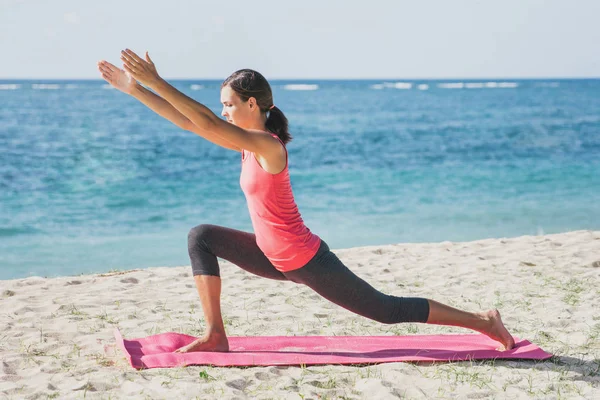 Krásné fit žena dělá protahovací cvičení jógy — Stock fotografie