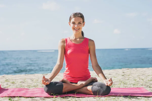 Vackra passar kvinna ler medan gör meditation — Stockfoto
