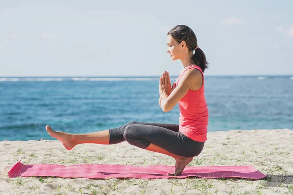 Mujer deportiva haciendo equilibrio pose yoga ejercicio — Foto de Stock