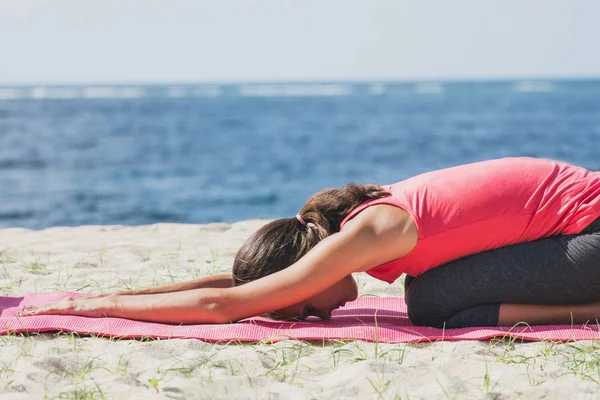 Donna sportiva che fa stretching esercizio di yoga — Foto Stock