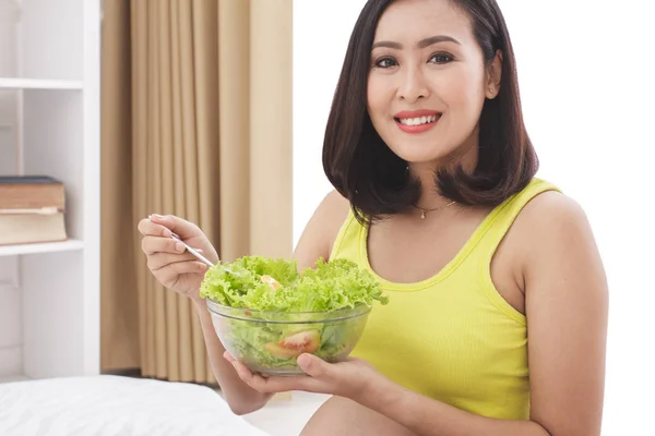 Kobieta w ciąży, jedzeniu sałatkę na śniadanie — Zdjęcie stockowe