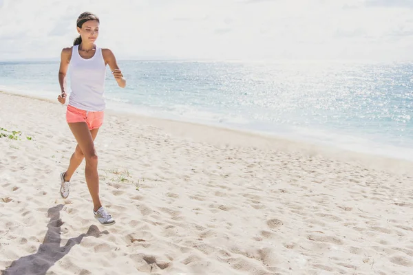 Mulher desportiva correndo na praia — Fotografia de Stock