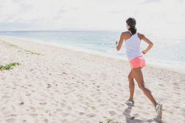 Sportig kvinna jogga på stranden — Stockfoto