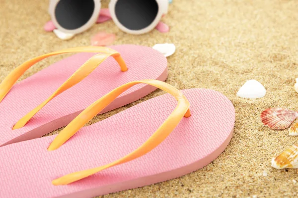 在沙滩上的粉红色拖鞋 — 图库照片