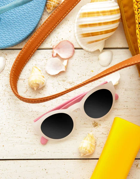 Sonnenbrille, Sonnencreme und Muscheln — Stockfoto