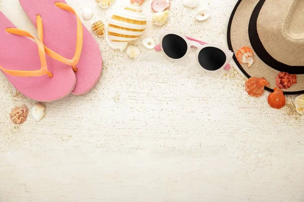 Accesorios de playa sobre tabla de madera blanca — Foto de Stock