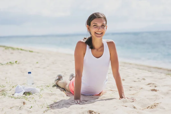 Feliz mujer sana haciendo empujar hacia arriba en la playa —  Fotos de Stock