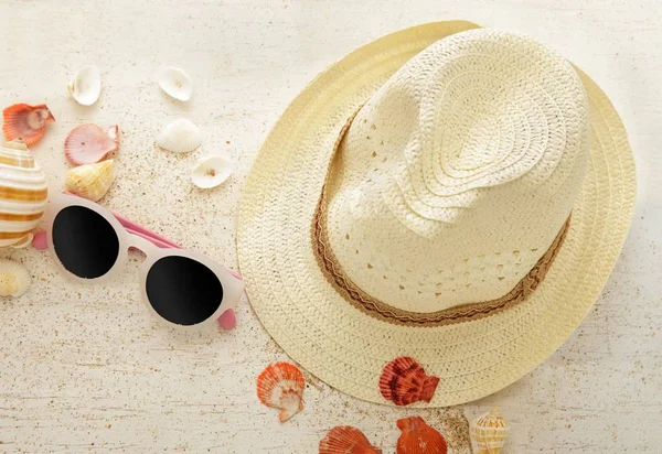 Gafas de sol y sombrero de paja — Foto de Stock