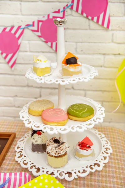 Mini bolo e donuts configurados para a festa de aniversário da criança — Fotografia de Stock