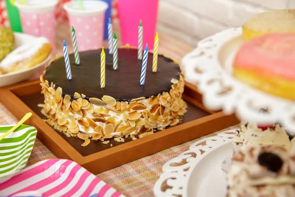 Bolo de queijo de avelã de chocolate para festa de aniversário — Fotografia de Stock