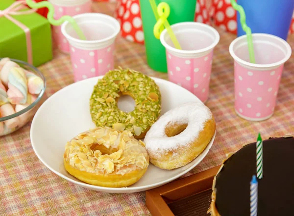 어린이 파티 접시에 약간 도넛 — 스톡 사진