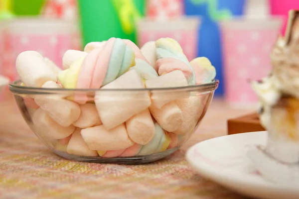 Söt marshmallow i glasskål — Stockfoto