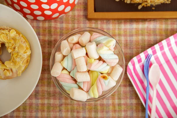 Dolce marshmallow in ciotola di vetro sul tavolo del partito del bambino set — Foto Stock