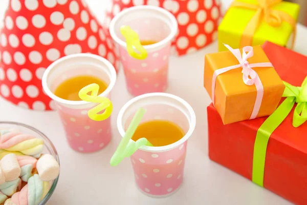 Jus d'orange en verre de fête avec paille spirale sur la table pour c — Photo