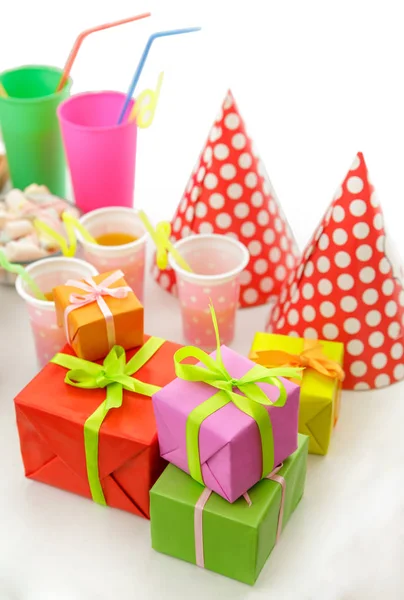 Cappello di compleanno e regalo di scatola sul tavolo apparecchiato per il compleanno del bambino — Foto Stock