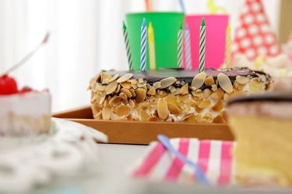 Bolo de queijo de avelã de chocolate para festa de aniversário — Fotografia de Stock