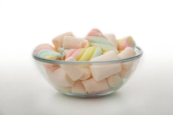 En skål med färgglada marshmallow — Stockfoto