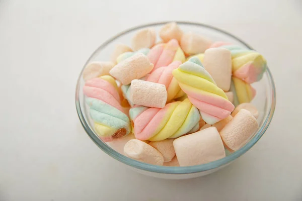 En skål med färgglada marshmallow — Stockfoto