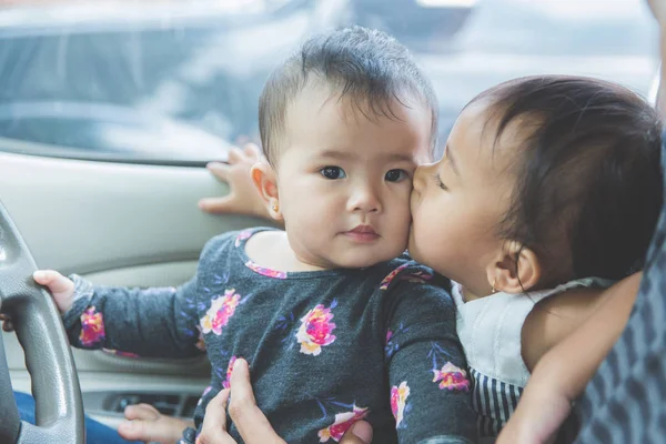 Pequeno bebê beijando irmã — Fotografia de Stock