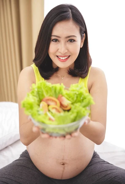 Mujer embarazada sosteniendo bowl — Foto de Stock