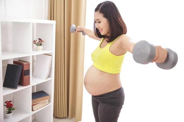 Femme enceinte faisant de l'exercice avec haltères — Photo