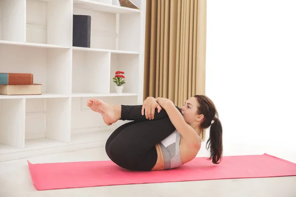 Ung sportig tjej gör yogaställning — Stockfoto