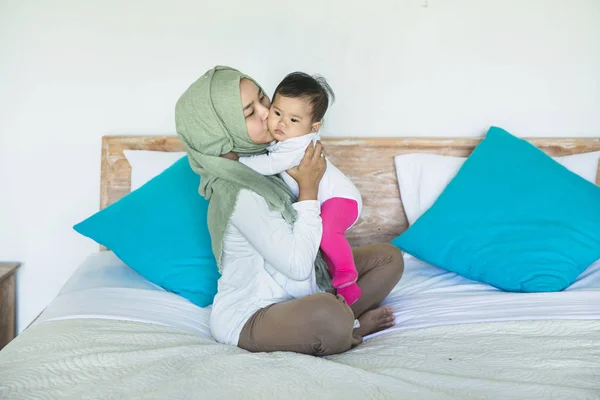 Mère avec bébé fille sur le lit — Photo