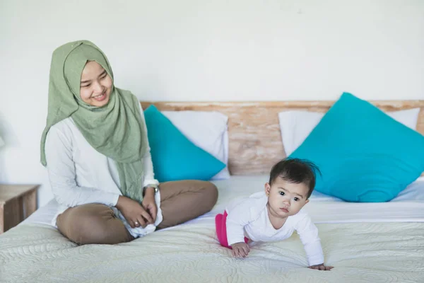 Ibu mendorong bayi untuk merangkak — Stok Foto