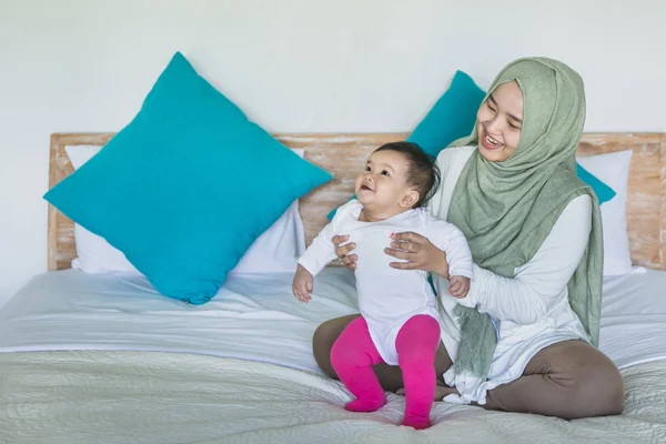 Mãe ajudando bebê a tomar medidas — Fotografia de Stock