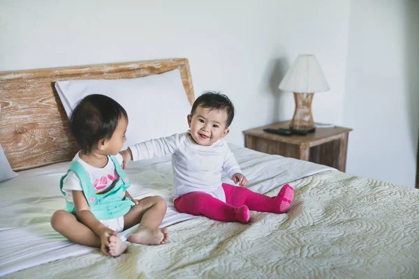 Dos lindo bebé en la cama — Foto de Stock