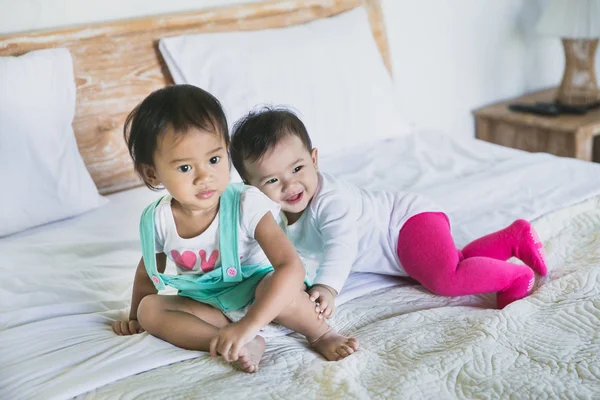 ベッドの上の 2 つのかわいい赤ちゃん — ストック写真