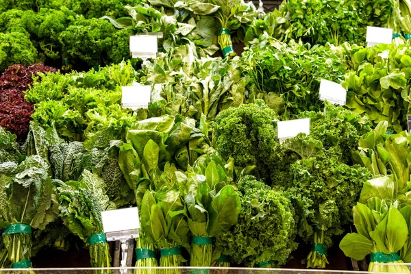 Varie di verdure verdi fresche a drogheria — Foto Stock