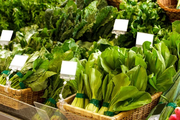 Un gruppo di pak choi freschi e kailan nel cestino — Foto Stock