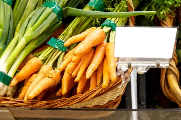Un gruppo di carote fresche in cesto — Foto Stock