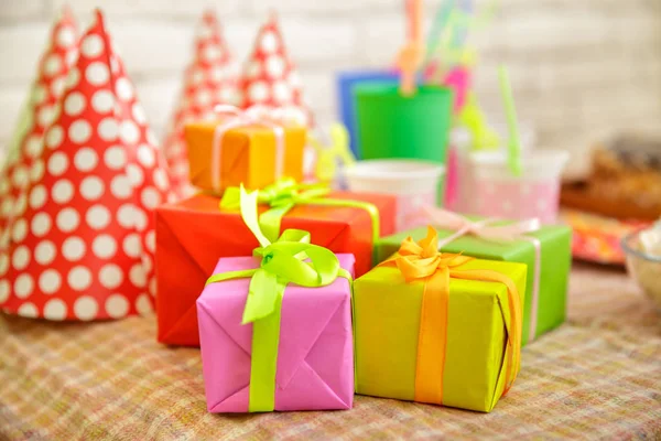 Birthday hat and box gift on table set for child's birthday — Stock Photo, Image