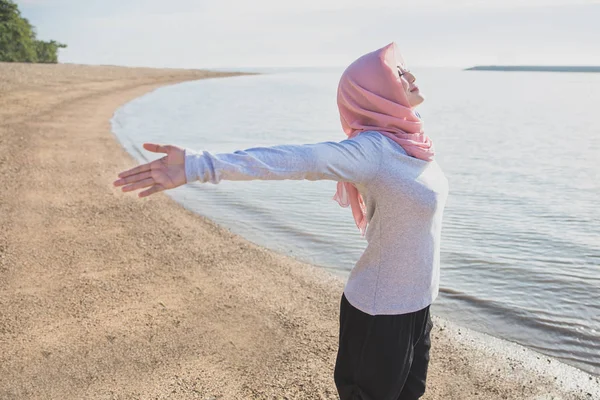 Sportliche Frau trägt Hidschab — Stockfoto