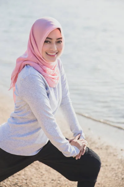 Asian sporty woman wearing hijab — Stock Photo, Image