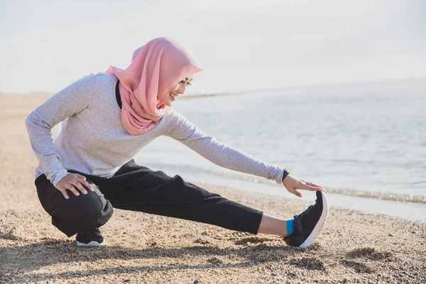 Vackra sportig kvinna som bär hijab — Stockfoto