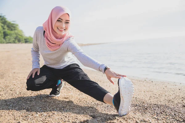Hermosa mujer deportiva usando hijab — Foto de Stock
