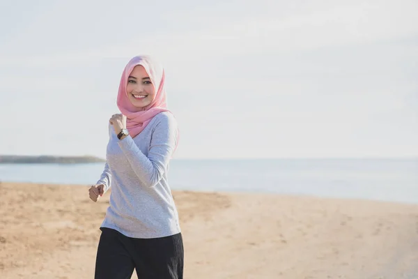 Mujer deportiva feliz usando hijab — Foto de Stock