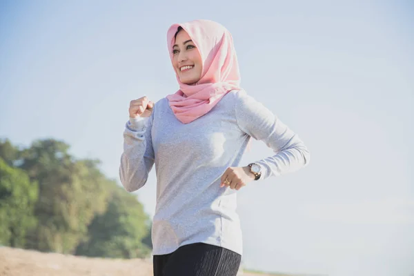 Femme sportive heureuse portant hijab — Photo