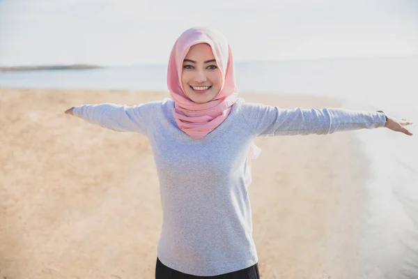 Hijab giyen güzel sportif kadın — Stok fotoğraf