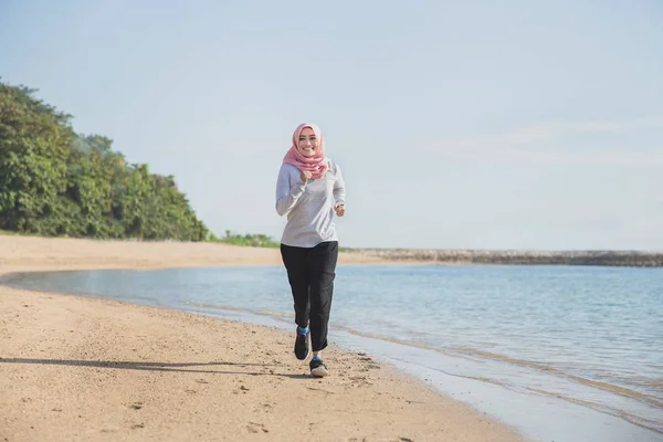 Счастливая спортивная женщина в хиджабе — стоковое фото