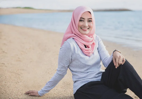 Mooie vrouw draagt hijab — Stockfoto
